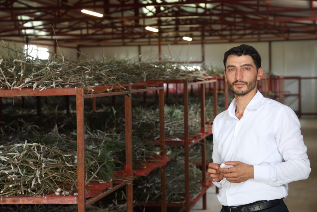 AW233276 12 BABAANNESİNDEN ESİNLENDİ, ELAZIĞ TARİHİNİN EN BÜYÜK İPEK BÖCEKÇİLİĞİ ÇİFTLİĞİNİ KURDU