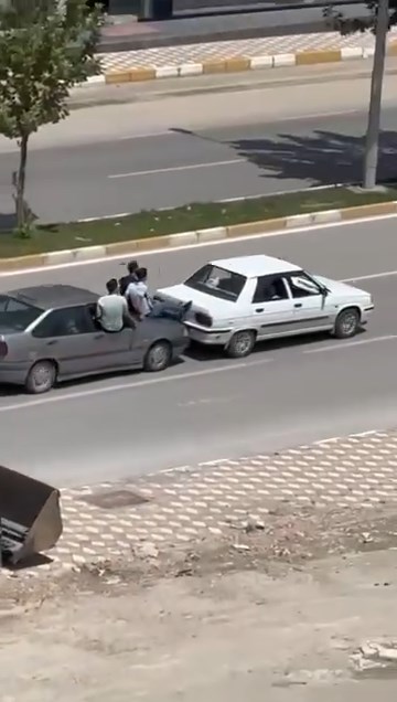 WhatsApp Video 2024 07 10 at 19.58.33.mp4 snapshot 00.03.532 BOZULAN ARACI, BAŞKA BİR ARACIN KAPUTUNDAN İTTİLER