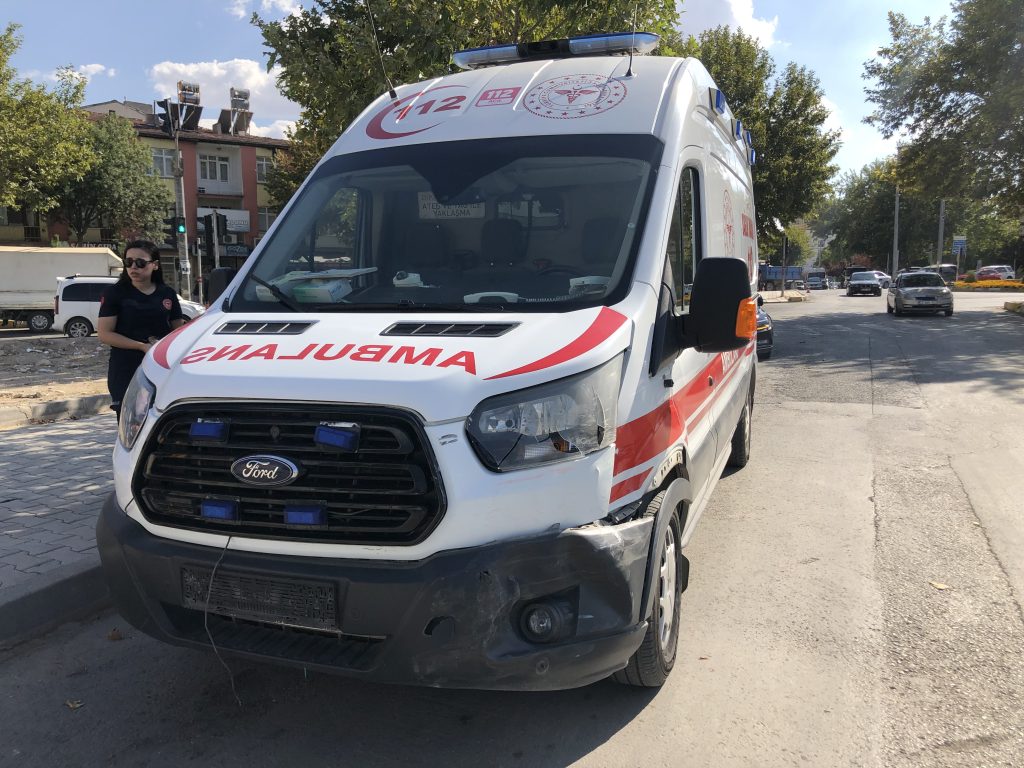 3 Ambulans ile hafif ticari araç çarpıştı: 2 yaralı