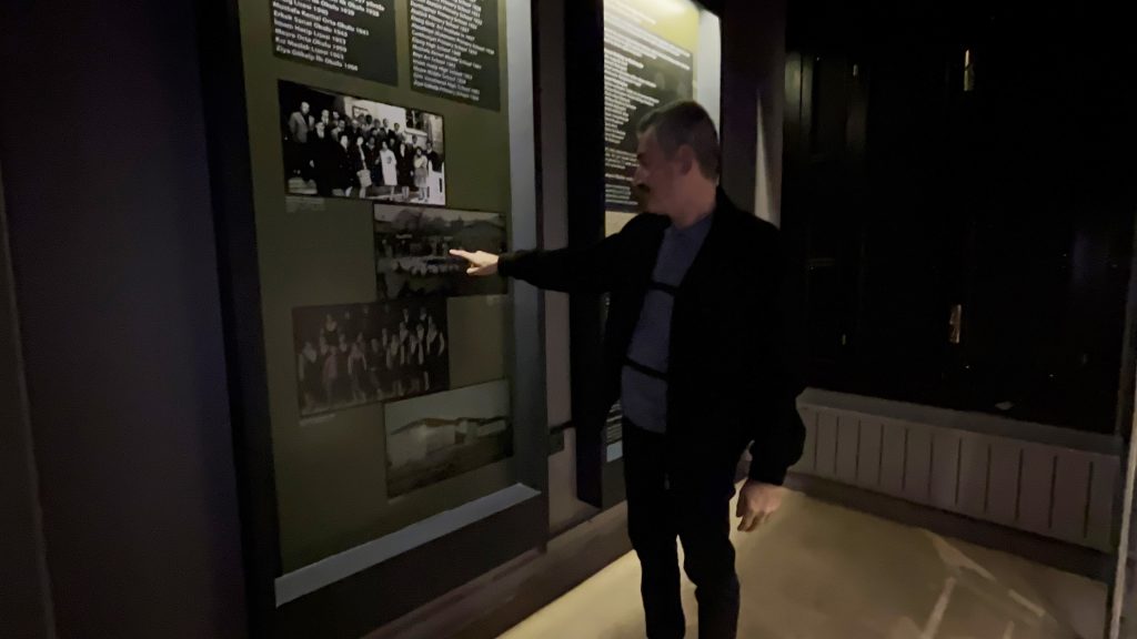 AW331176 05 Müzede gezerken annesinin fotoğrafını gördü