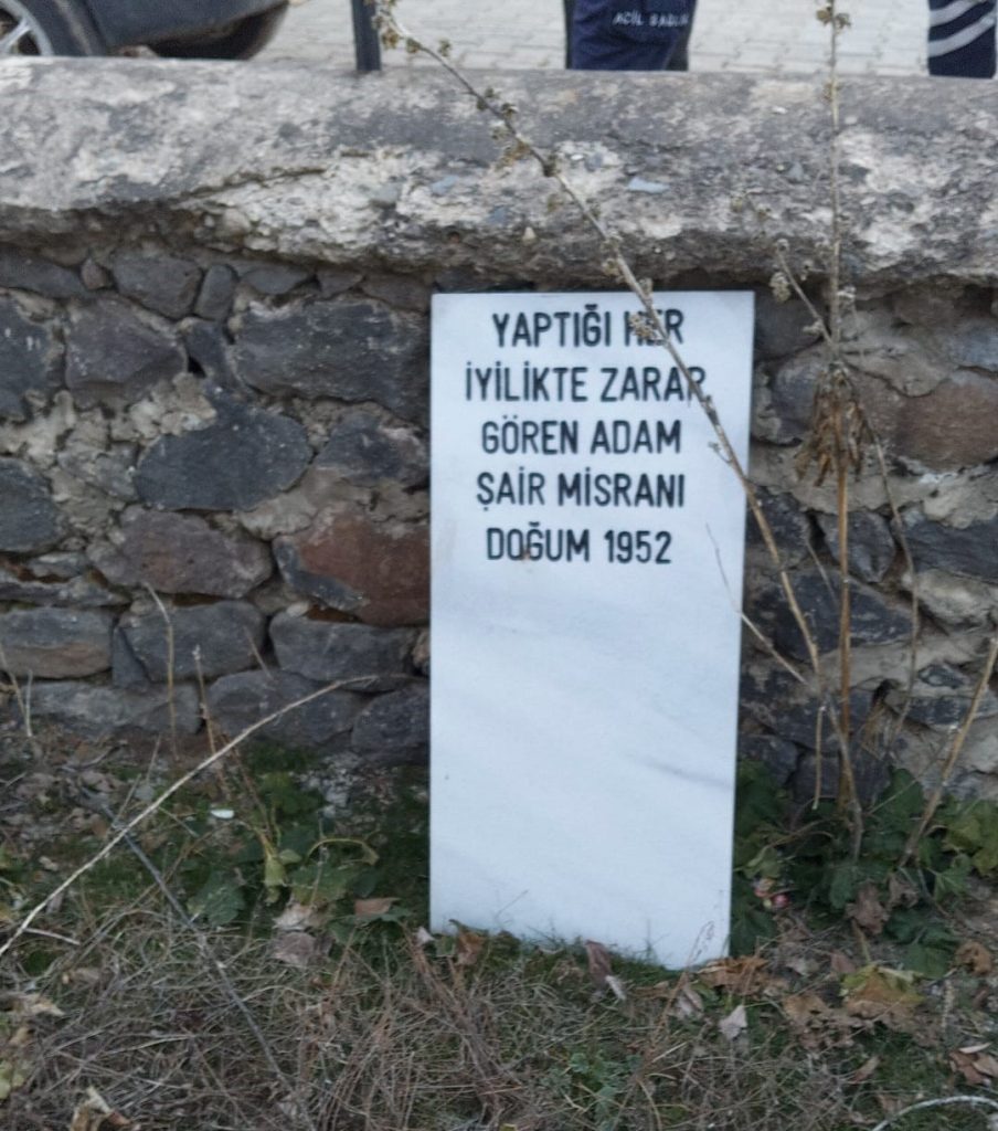 AW375467 02 1 Mezar taşını hazırlayıp evinin bahçesinde intihar etti
