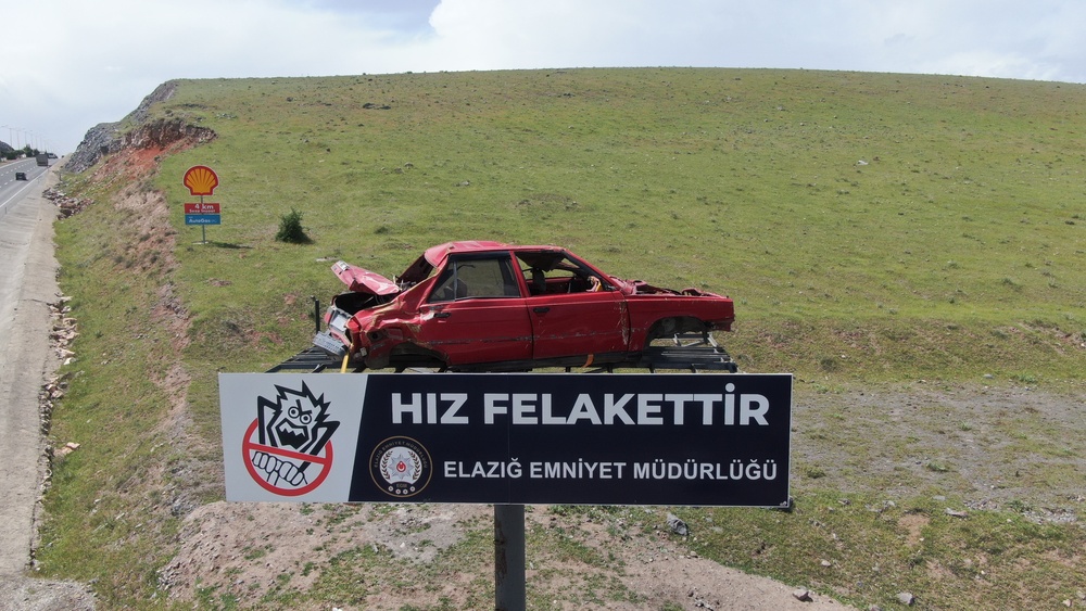 Emniyetten anlamlı uyarı: Yol kenarına yerleştirilen kazalı araç, sürücüleri yavaşlattı