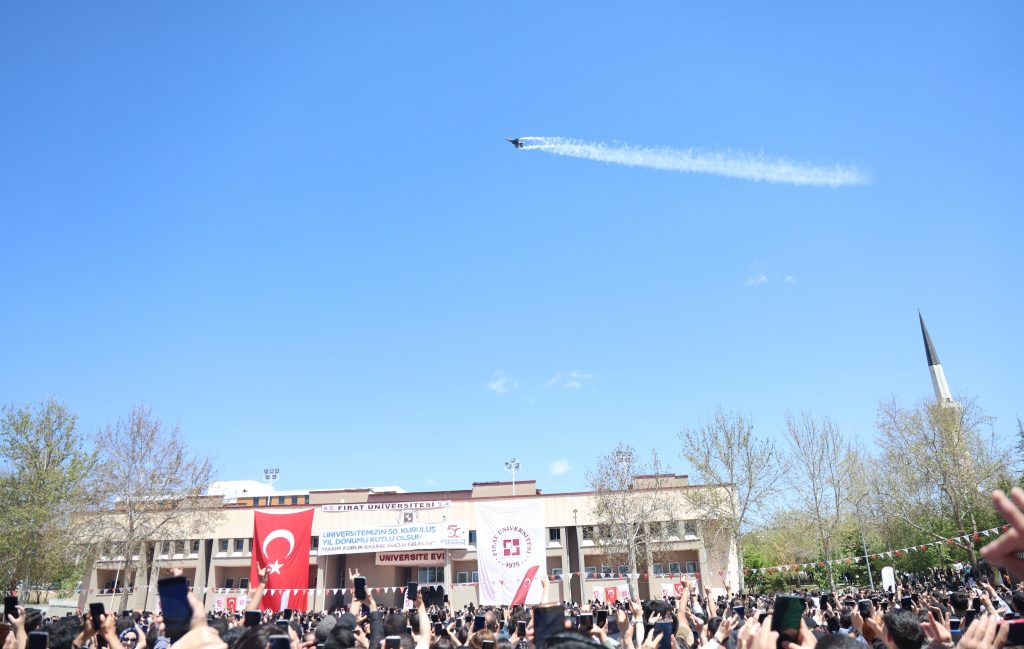 1 min 2 Elazığ'da SOLOTÜRK gösterisi nefes kesti