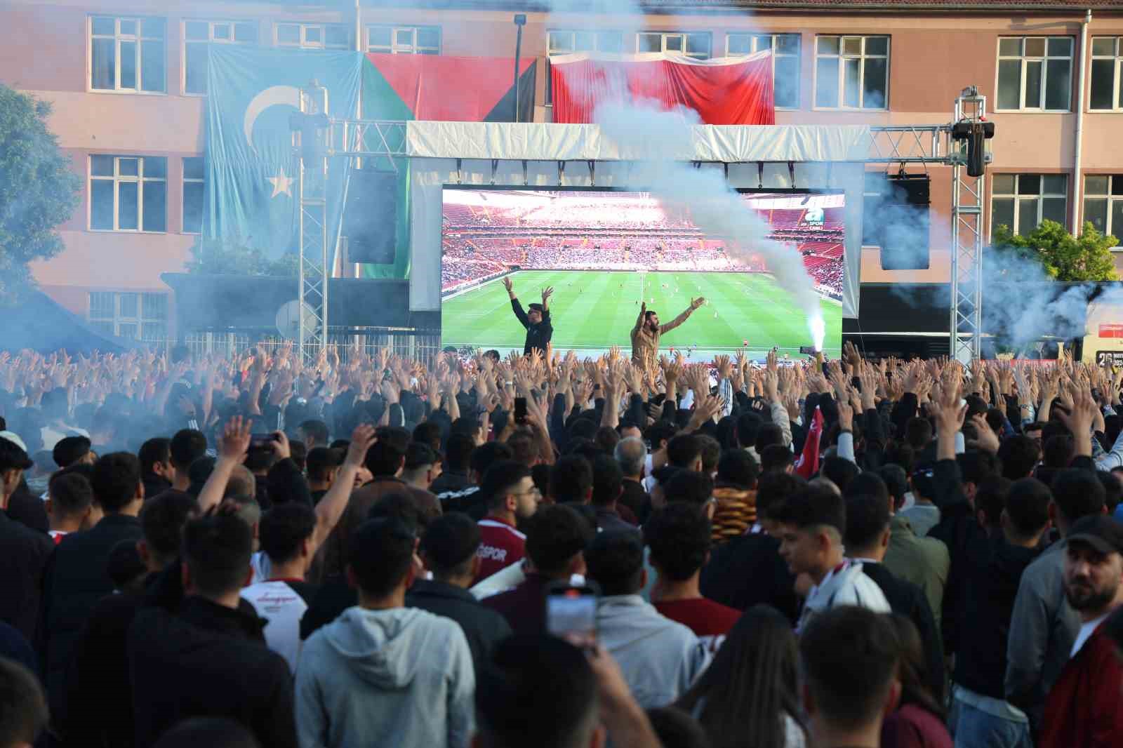 Elazığspor taraftarlarından Vanspor FK maçı için dev ekran talebi