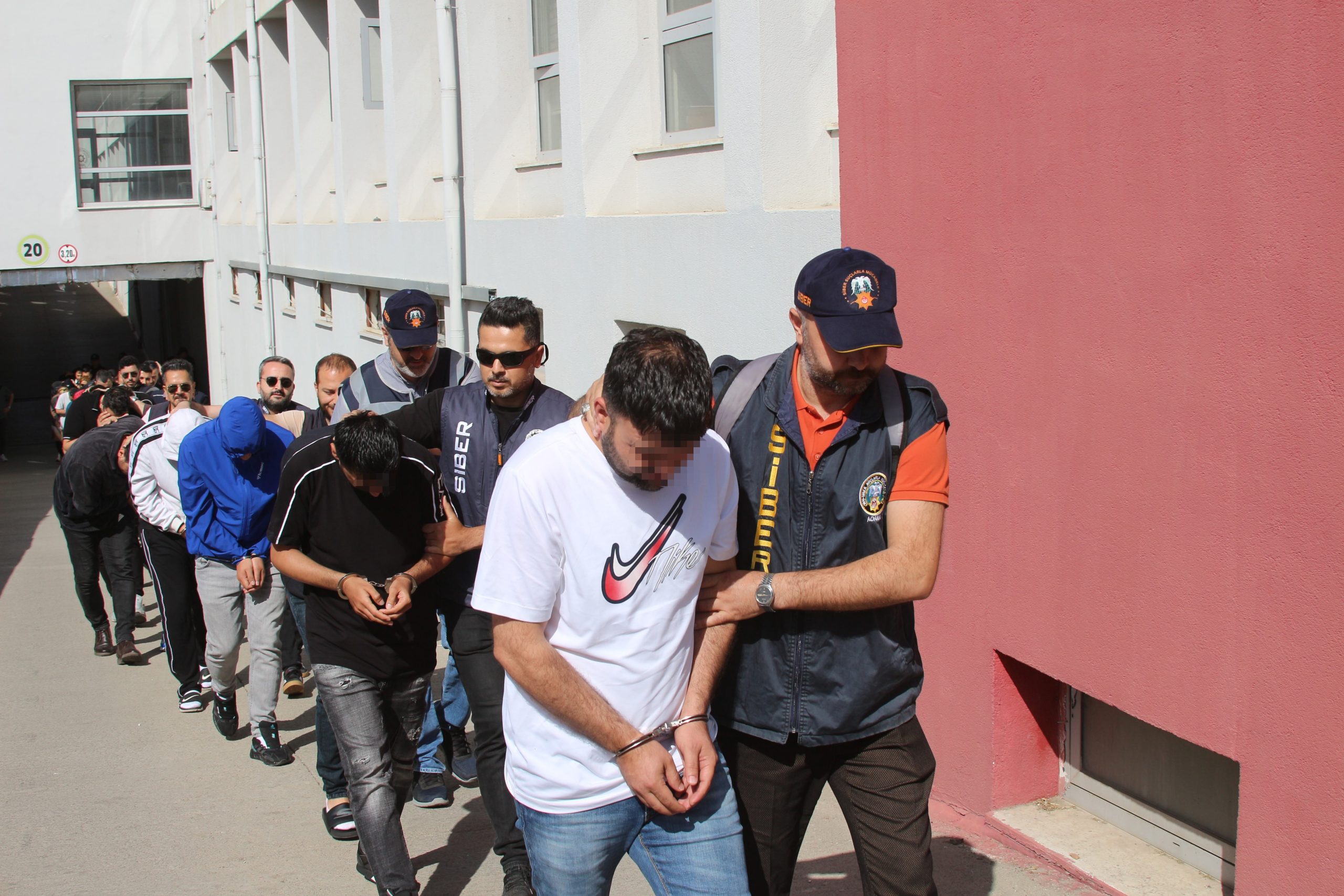 Kayhanlar suç örgütüne Elazığ dahil 20 ilde operasyon