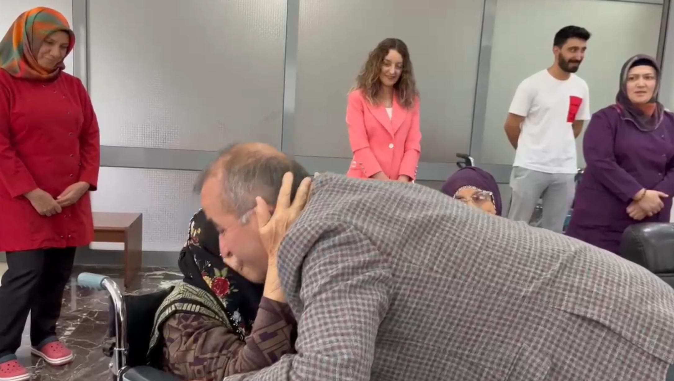 Huzurevindeki yaşlı kadının valiye sözleri gönülleri ısıttı: “Babalar Günün kutlu olsun, bana da bir öpücük ver”