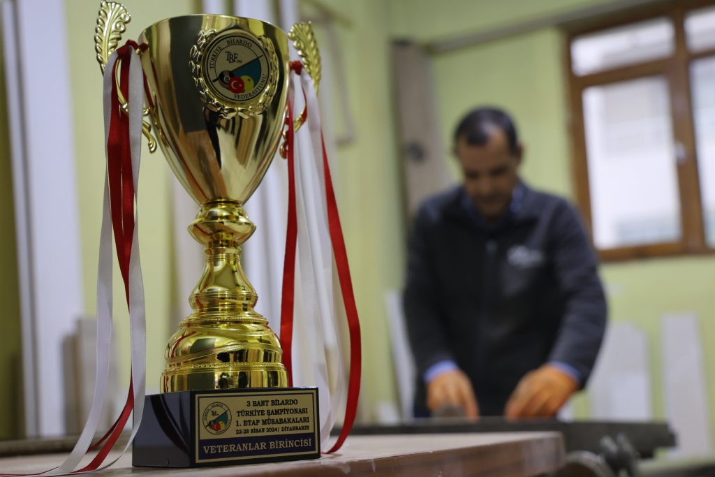 AW453496 01 min 60 yaşında Türkiye Bilardo Şampiyonu mesleğiyle dikkat çekiyor