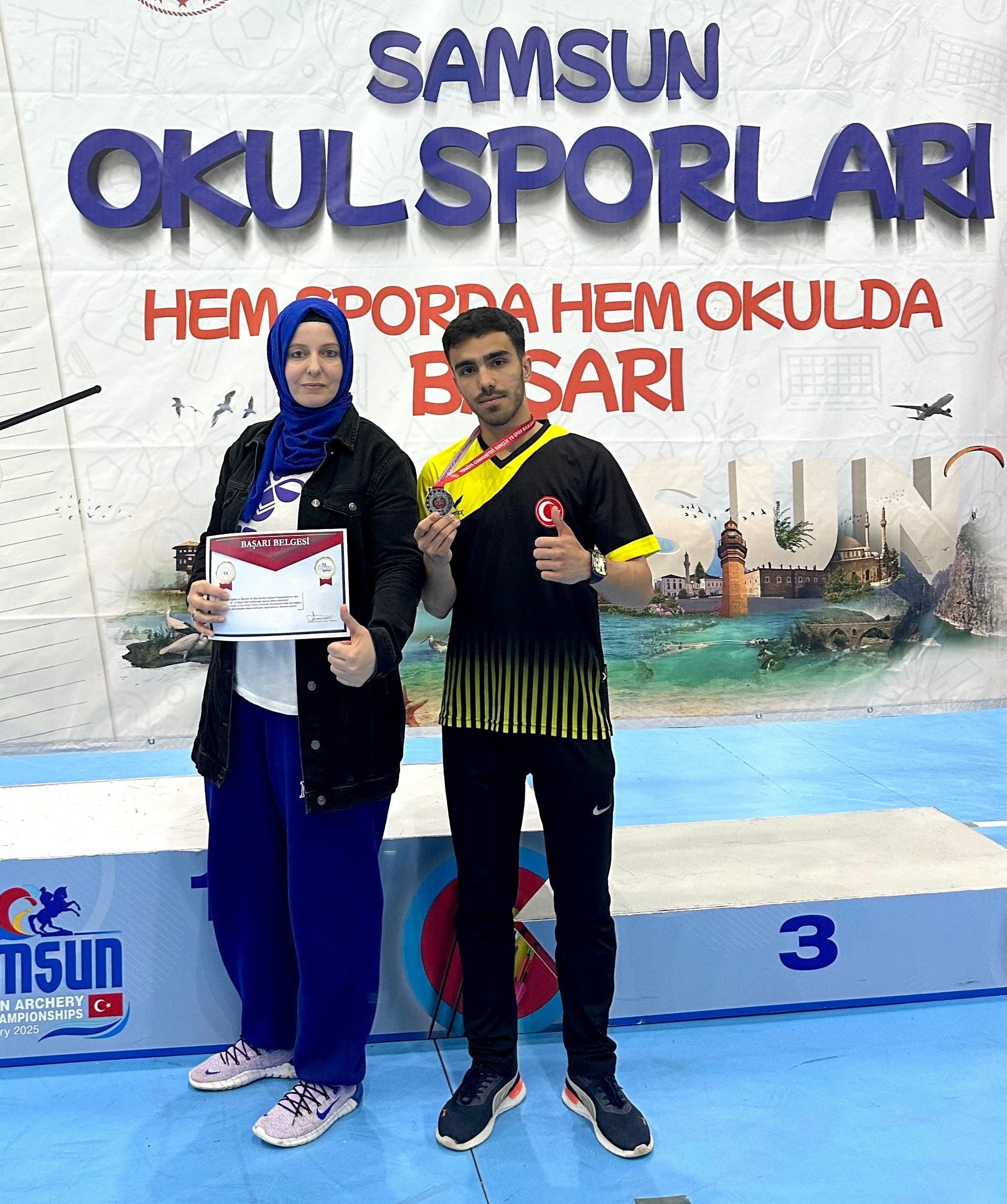 Elazığlı sporcu bilek güreşinde Türkiye 2’ncisi oldu