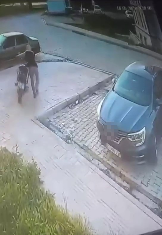 İki farklı motosiklet hırsızlığı, iki farklı kamerada: Birisi çaldı, diğeri kaçtı