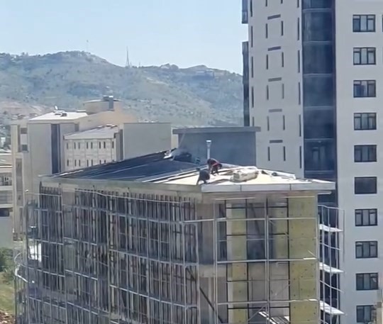 Çatıdaki tehlikeli çalışma kamerada