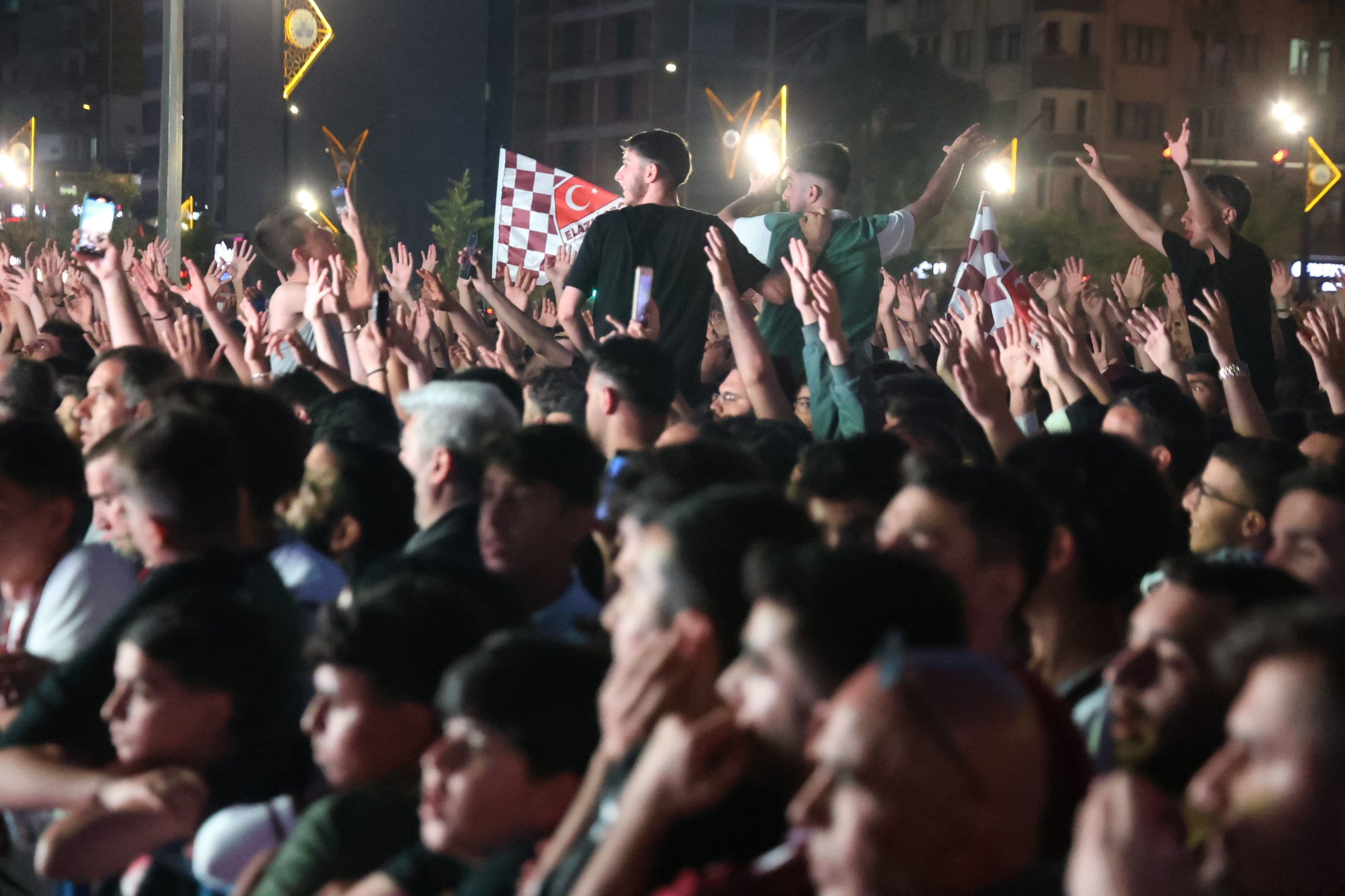 Elazığ’da nefesler tutuldu: Taraftarlar Elazığspor maçı için dev ekran başına geçti