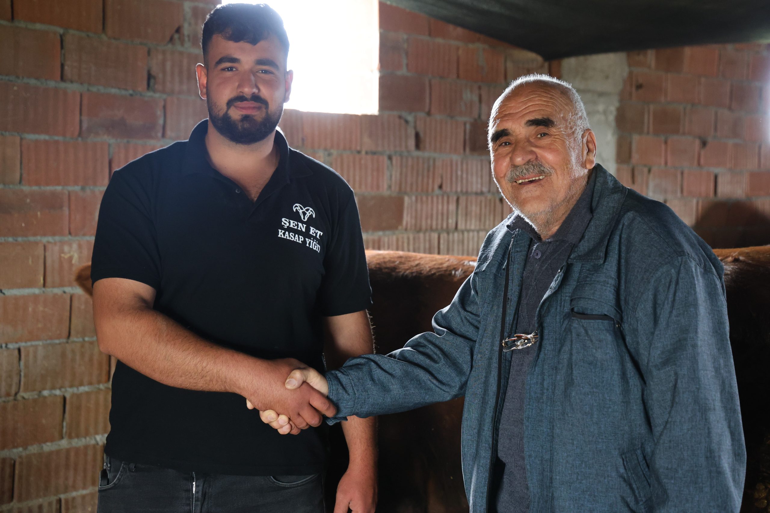 Elazığ’da 75 yaşındaki emekli polisin kurbanlık pazarlığı yüzleri güldürdü