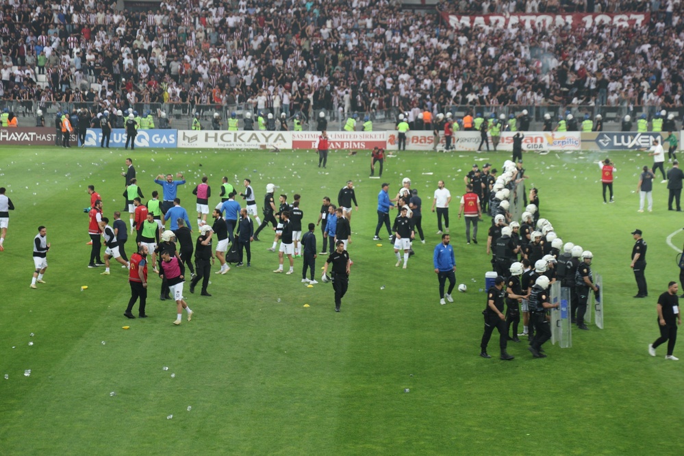 Elazığspor – Vanspor FK maçı tatil edildi
