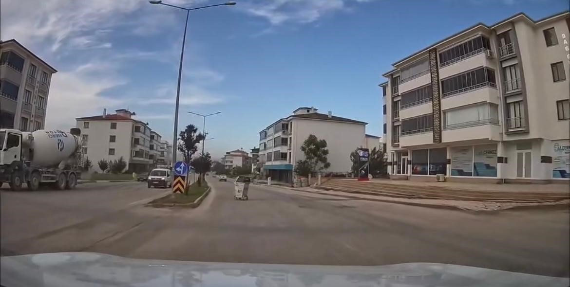 Elazığ’da şiddetli fırtına çöp konteynerini adeta gezintiye çıkardı