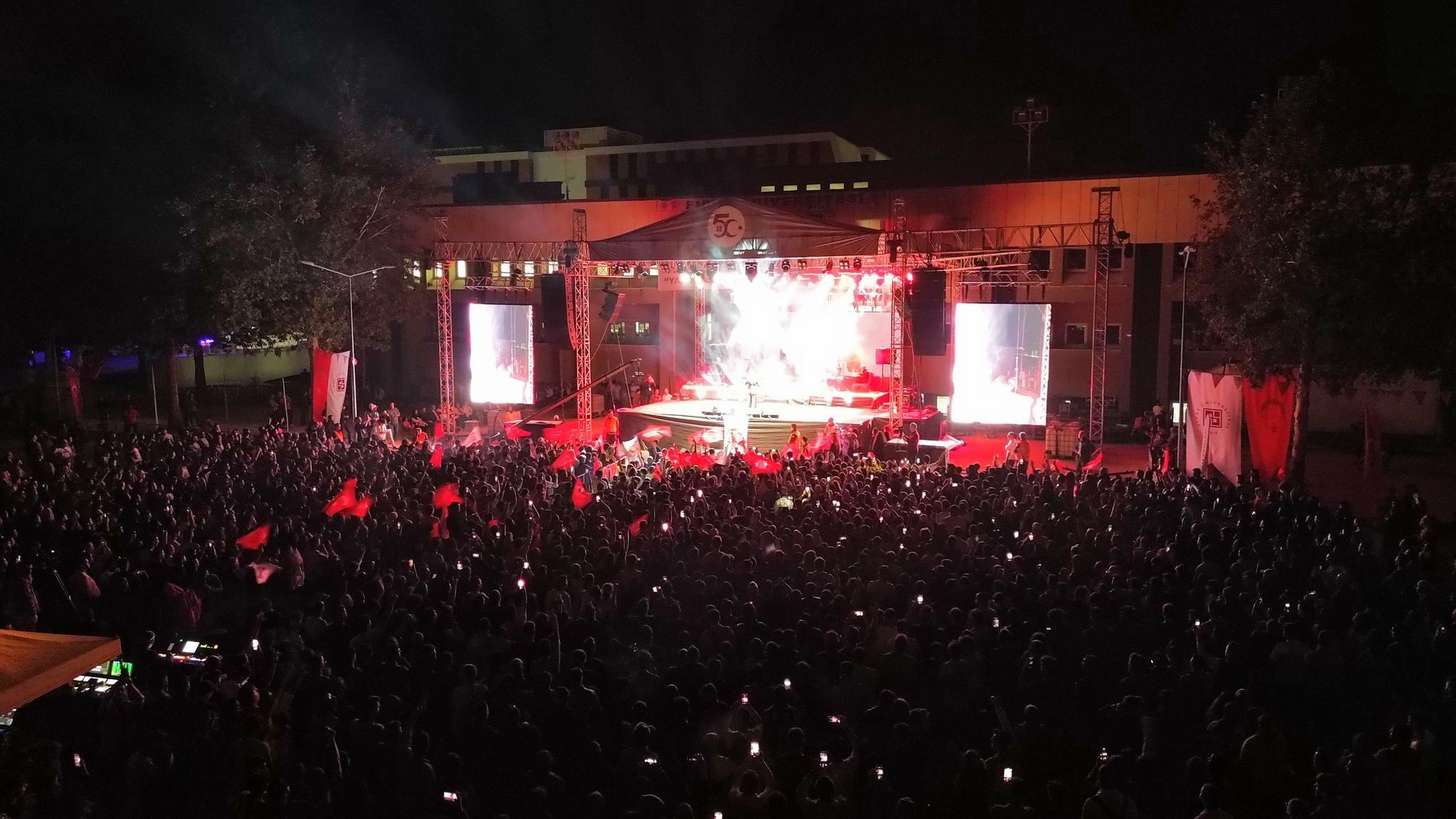 FÜ 50. yıl festivali Azerin’in unutulmaz konseriyle sona erdi