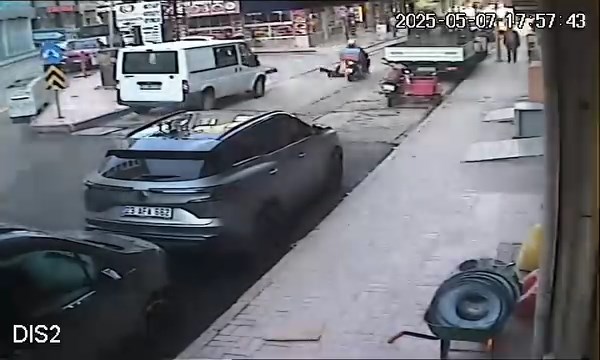 Elazığ’da dengesini kaybedip düşen adama motosiklet çarptı