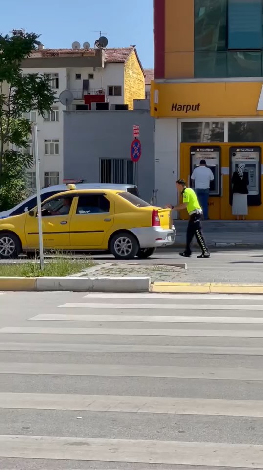Bozulan aracın yardımına polis ekibi yetişti