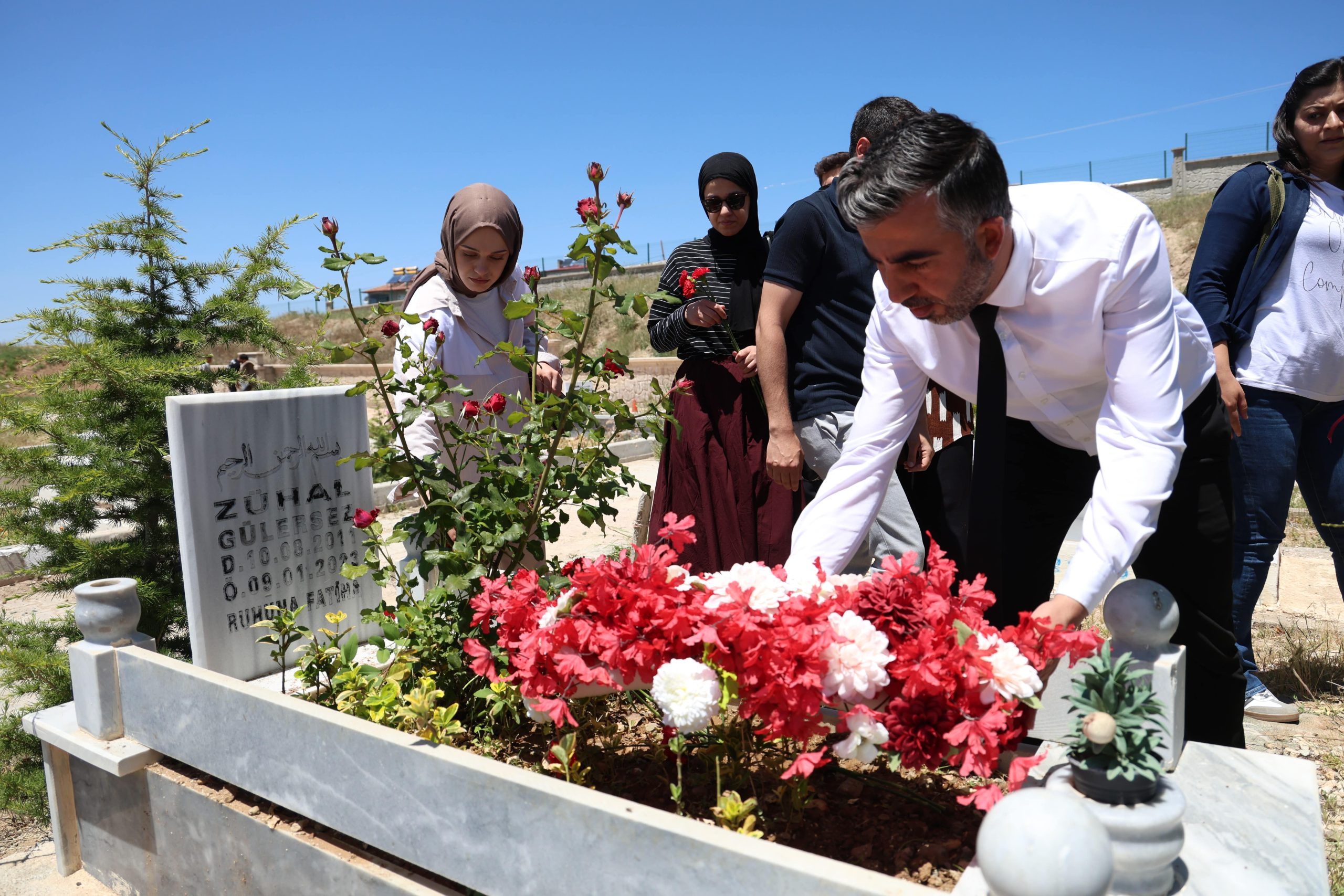 Elazığ’da kimsesizler mezarlığına defnedilmişti, vatandaşlar Arife günü yalnız bırakmadı