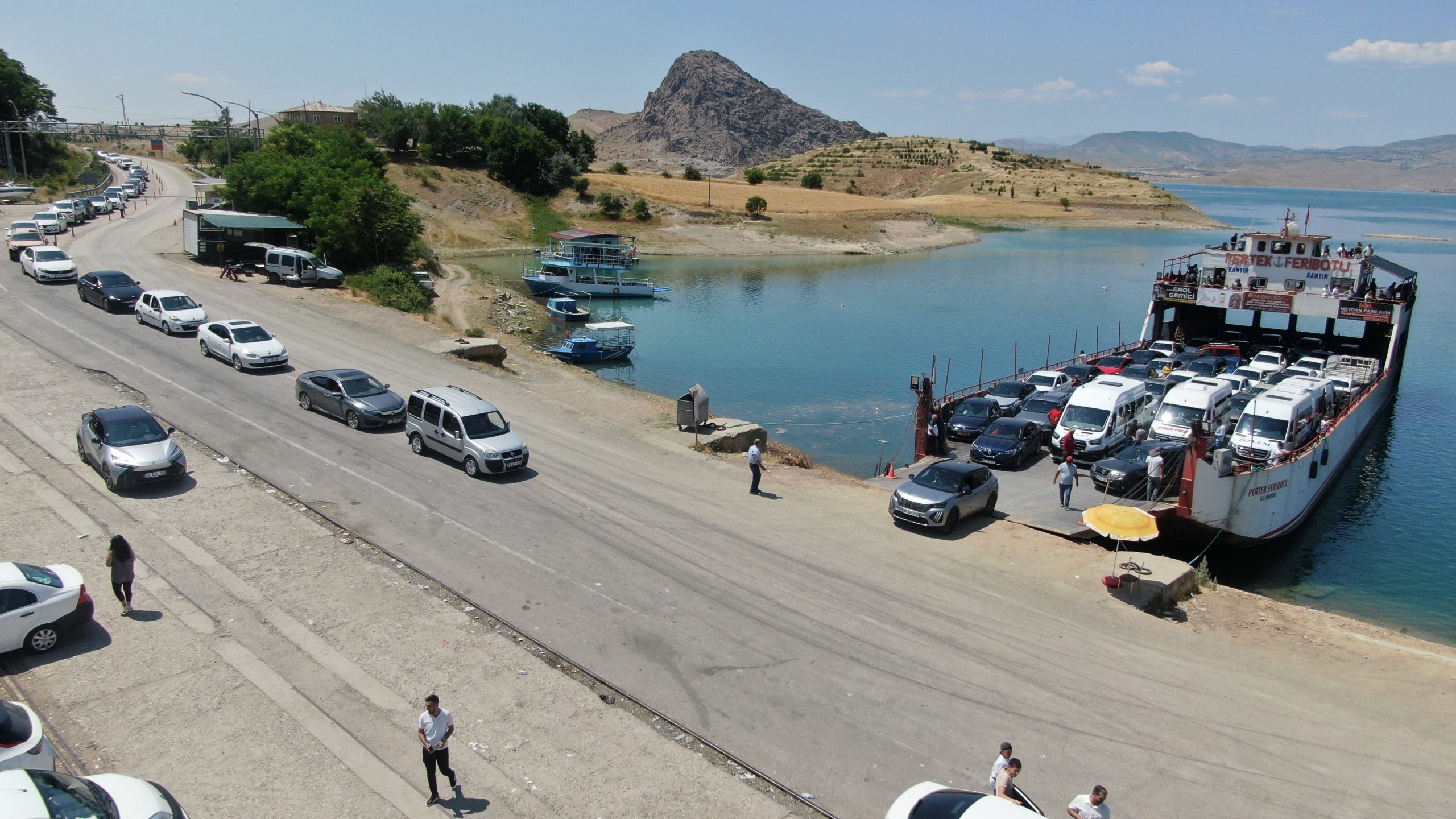 Elazığ-Pertek feribotlarında bayram yoğunluğu: Kilometrelerce kuyruk oluştu