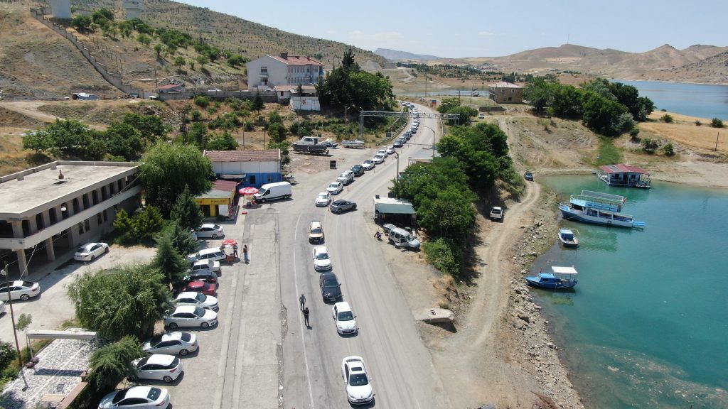 AW472770 03 min Elazığ-Pertek feribotlarında bayram yoğunluğu: Kilometrelerce kuyruk oluştu