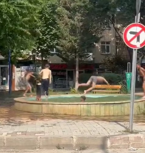 Elazığ’da havalar ısındı, çocuklar süs havuzuna akın etti
