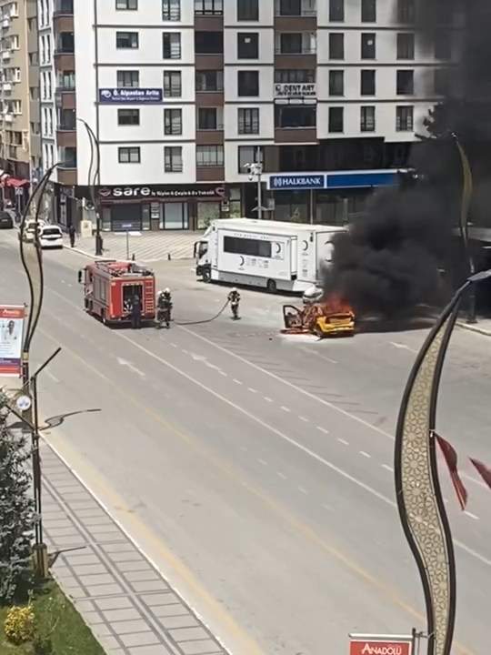 Çakmağı çakmasıyla ticari taksi alev topuna döndü, sürücü canını zor kurtardı