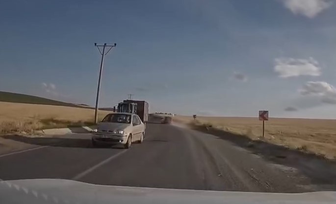 Hatalı sollama yapan sürücü yürekleri ağza getirdi